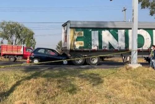 Un hombre estrelló su auto en un tráiler sobre la Toluca-Atlacomulco y perdió la vida